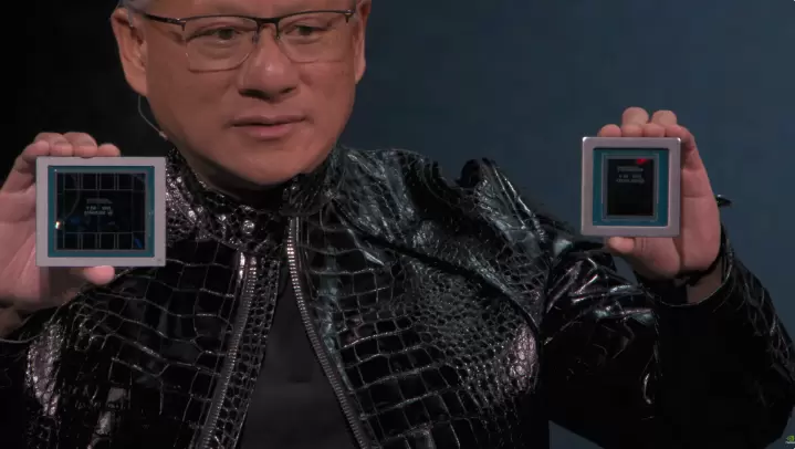 英伟达Rubin平台采用HBM4内存实现50 PetaFLOPs算力,搭载88核Olympus架构Vera CPU,相较Blackwell性能提升5倍(图3) 英伟达Rubin平台采用HBM4内存实现50 PetaFLOPs算力,搭载88核Olympus架构Vera CPU,相较Blackwell性能提升5倍(图3)