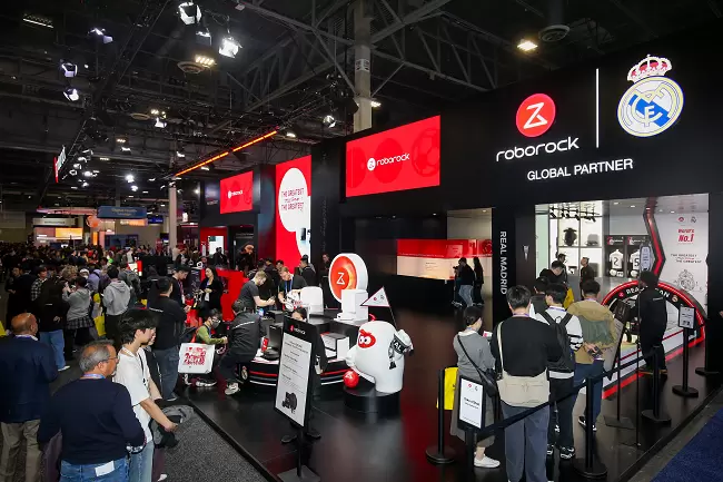 CES 2026:石头科技携手皇家马德里,全球首款能扫楼梯的扫地机器人亮相(图1) CES 2026:石头科技携手皇家马德里,全球首款能扫楼梯的扫地机器人亮相(图1)