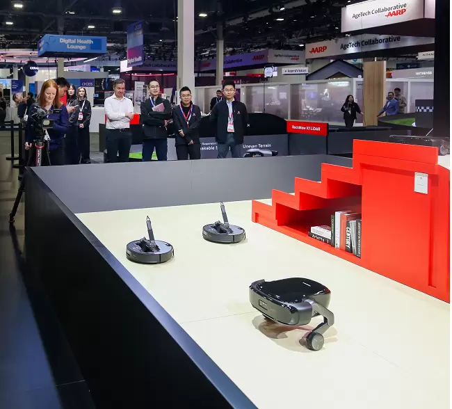 CES 2026:石头科技携手皇家马德里,全球首款能扫楼梯的扫地机器人亮相(图3) CES 2026:石头科技携手皇家马德里,全球首款能扫楼梯的扫地机器人亮相(图3)