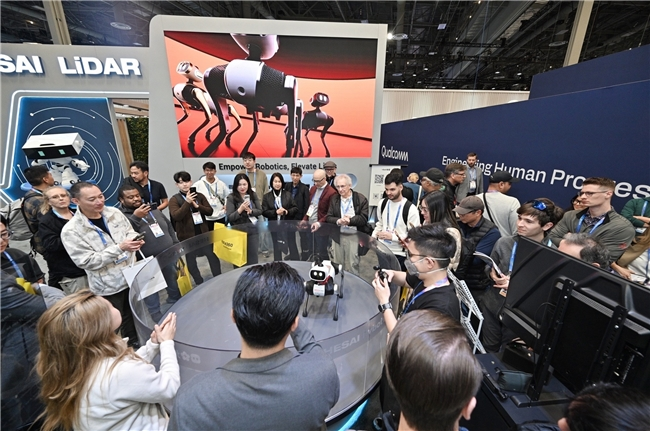 CES 2026 爆火出圈,Vbot超能机器狗开启全球消费级具身智能时代(图1) CES 2026 爆火出圈,Vbot超能机器狗开启全球消费级具身智能时代(图1)
