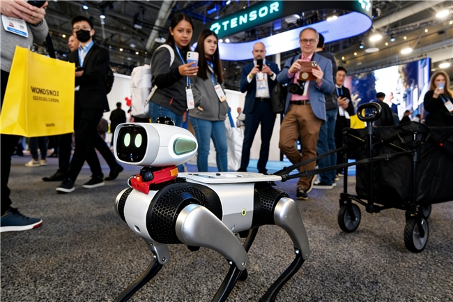 CES 2026 爆火出圈,Vbot超能机器狗开启全球消费级具身智能时代(图2) CES 2026 爆火出圈,Vbot超能机器狗开启全球消费级具身智能时代(图2)