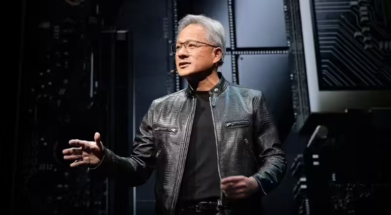 e5b5f6edj00sx076i0084d000m800c8p 英伟达 CEO 黄仁勋:未来每个制造业工厂都会有匹配的“AI 工厂”
