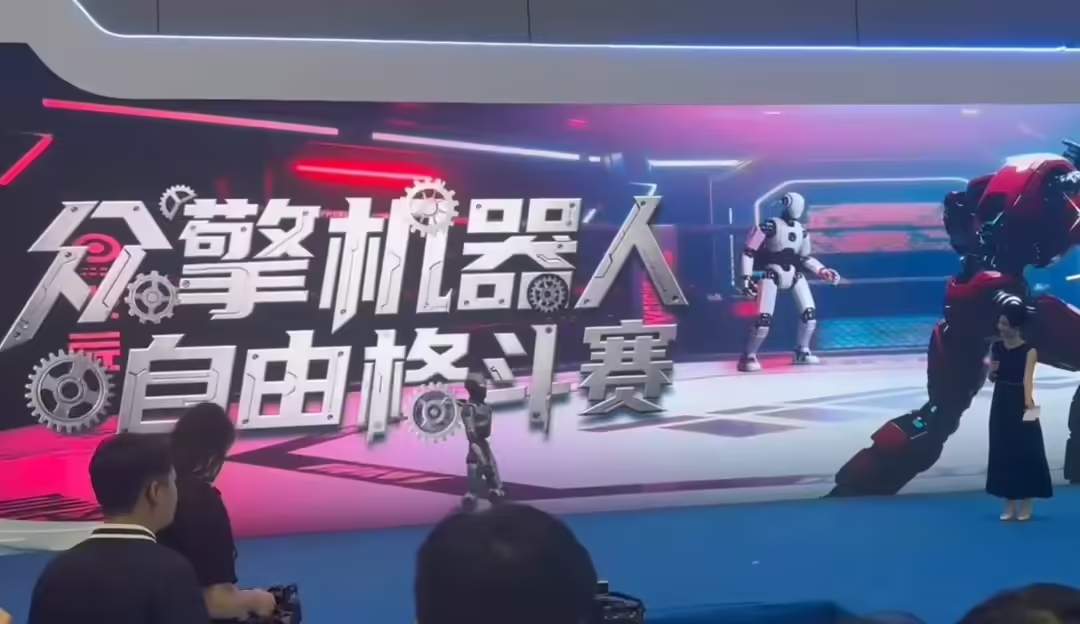 全球首个全尺寸“机甲拳王”格斗赛落地深圳，人形机器人将上台比武