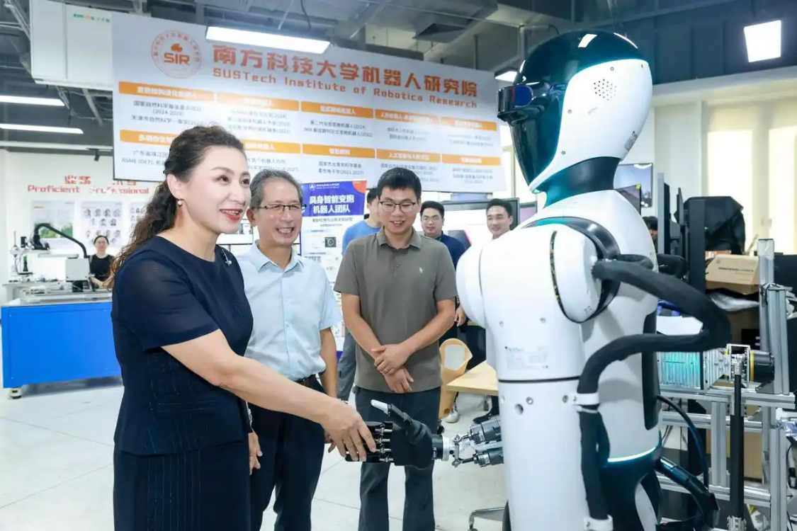 120c158cj00syjv6z00wid000v900kup 深圳首个完全由高校独立研发的人形机器人,南方科技大学“南科盘古”亮相